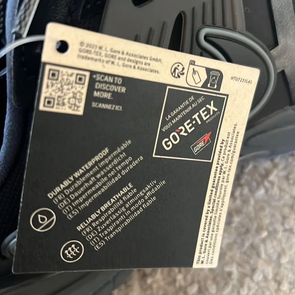 Nike women’s V2K Run GORE-TEX sneakers - Picture 10 of 15